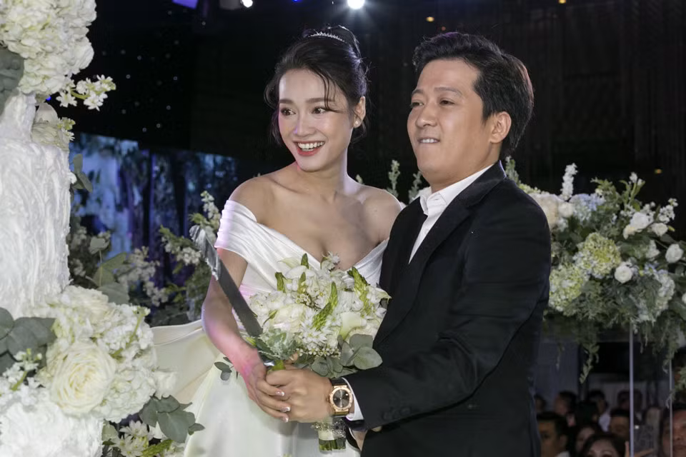 Nếu như phần bụng của Nhã Phương nhô to trong lễ cúng gia tiên, tại tiệc đám cưới dường như người đẹp đã biết cách "che" bụng bằng bó hoa to luôn để phía trước.