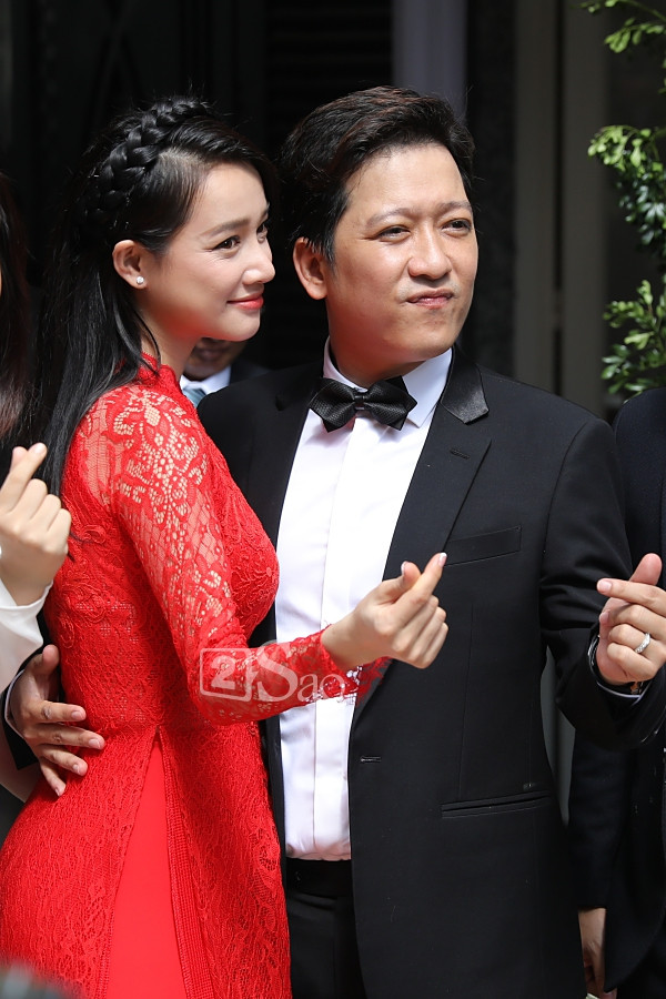 Chưa hết, cơ thể vốn mảnh mai, thon gọn của nữ diễn viên sinh năm 1990 gần đây cũng có dấu hiệu nặng nề hơn và tăng cân hơn so với trước. Đặc biệt, vòng 1 vốn kẹp lép của Nhã Phương giờ đây cũng... đẫy đà hơn.