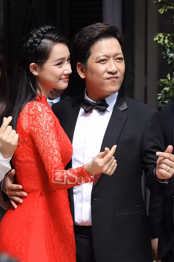 Chưa hết, cơ thể vốn mảnh mai, thon gọn của nữ diễn viên sinh năm 1990 gần đây cũng có dấu hiệu nặng nề hơn và tăng cân hơn so với trước. Đặc biệt, vòng 1 vốn kẹp lép của Nhã Phương giờ đây cũng... đẫy đà hơn.