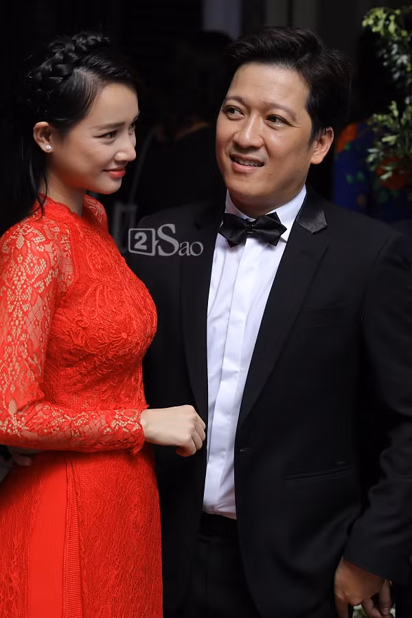 Trước đó, trong một số sự kiện Nhã Phương khéo léo chọn đồ che vòng 2. Thế nhưng trong một khoảnh khắc, dù diện đầm trắng bó sát với chi tiết nhấn nhá che "vòng nhạy cảm" nhưng ở những bức ảnh khán giả chụp lại phần bụng của Nhã Phương vẫn lộ rõ.