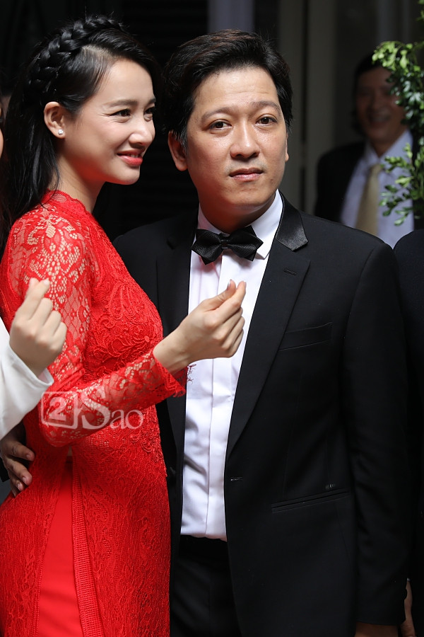 Mất công che chắn nhưng những hình ảnh này đã tố cáo Nhã Phương đang mang thai con đầu lòng cho Trường Giang. Một số ý kiến cho rằng, do nữ diễn viên sở hữu vóc dáng nhỏ nhắn nên ở những tháng đầu của thai kỳ vẫn chưa lộ rõ bụng bầu.