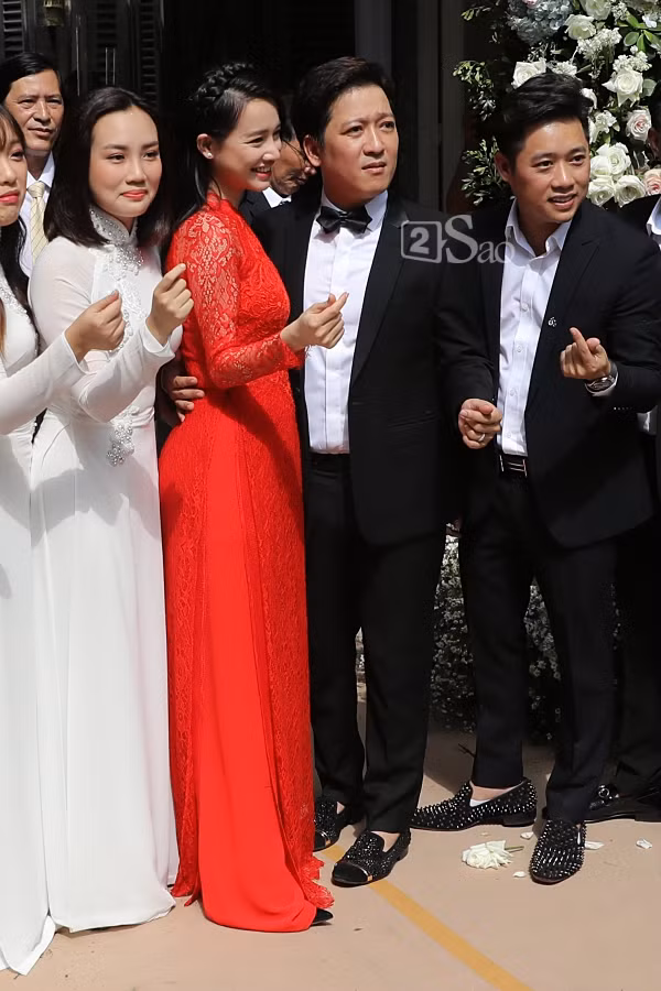 Dù cả Trường Giang và Nhã Phương không có bất cứ phản hồi nào về tin đồn này nhưng người hâm mộ nhanh chóng gửi lời chúc mừng đến cặp vợ chồng danh hài - diễn viên.