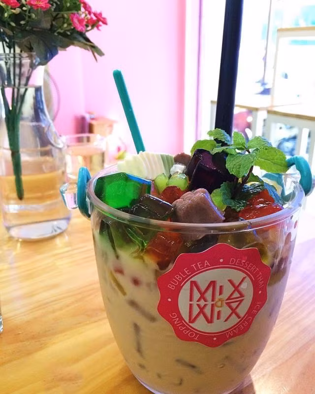 Mùa nắng nóng thì không thể nào thiếu những phần trà sữa combo khổng lồ với rất nhiều topping và trái cây đặt trong size ly 1 lít.