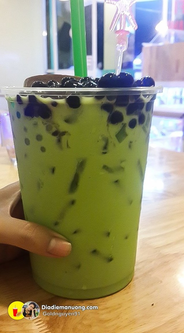 Chúng ta không thể không choáng ngợp trước ly trà sữa khổng lồ hấp dẫn và kích thích vị giác.