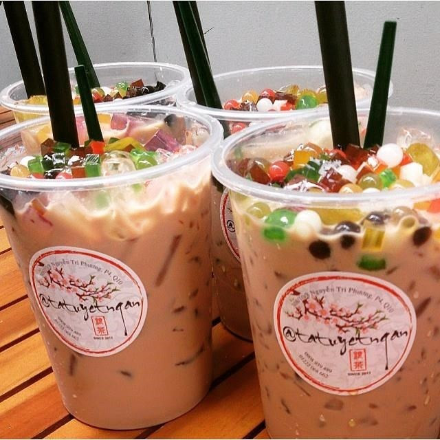 Đơn giản chỉ là trà sữa truyền thống hoặc thêm các loại mứt xoài, dâu, si rô hương đào, vải để tạo mùi vị khác biệt. Điểm nhấn là phần topping đầy ụ cực kì đa dạng, phong phú như phô mai tươi, trân châu, thạch trái cây, bánh flan…