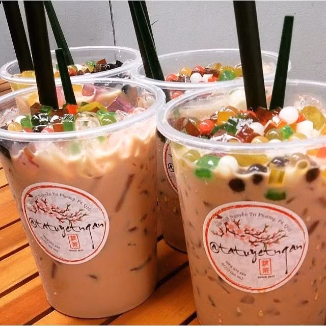 Đơn giản chỉ là trà sữa truyền thống hoặc thêm các loại mứt xoài, dâu, si rô hương đào, vải để tạo mùi vị khác biệt. Điểm nhấn là phần topping đầy ụ cực kì đa dạng, phong phú như phô mai tươi, trân châu, thạch trái cây, bánh flan…