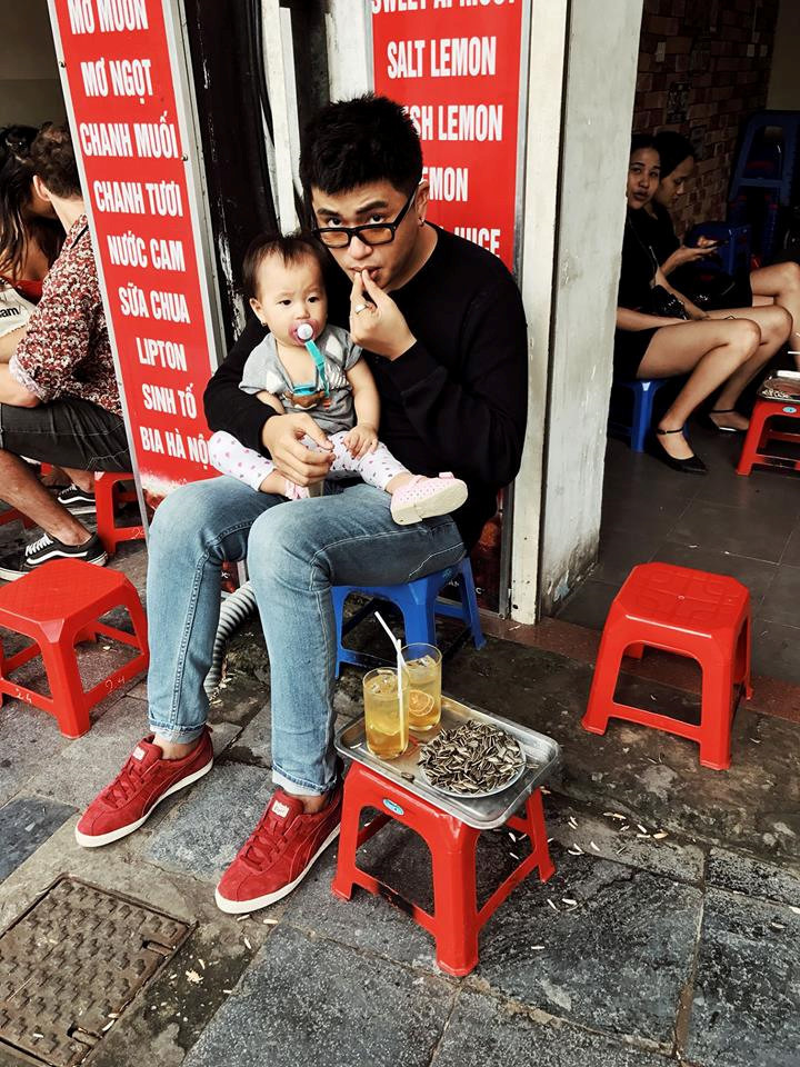 Kiên Ứng (Ứng Duy Kiên) là quay phim có tiếng trong showbiz Việt. Năm 2015, Kiên Ứng lên xe hoa cùng Mạc Huyền - bạn gái hơn anh chàng 5 tuổi.