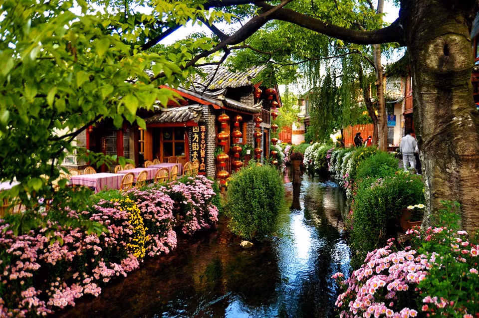 Lệ Giang (Vân Nam): Những tòa nhà gỗ treo đèn lồng đỏ, các nghệ sĩ biểu diễn bản nhạc xa xưa trên đường phố cổ kính... khiến du khách có cảm giác như đi lạc vào một bộ phim cổ trang. Tại đây, bạn có thể tận hưởng một khoảng thời gian thư thái, yên bình. Ảnh: Backpackingpanda.