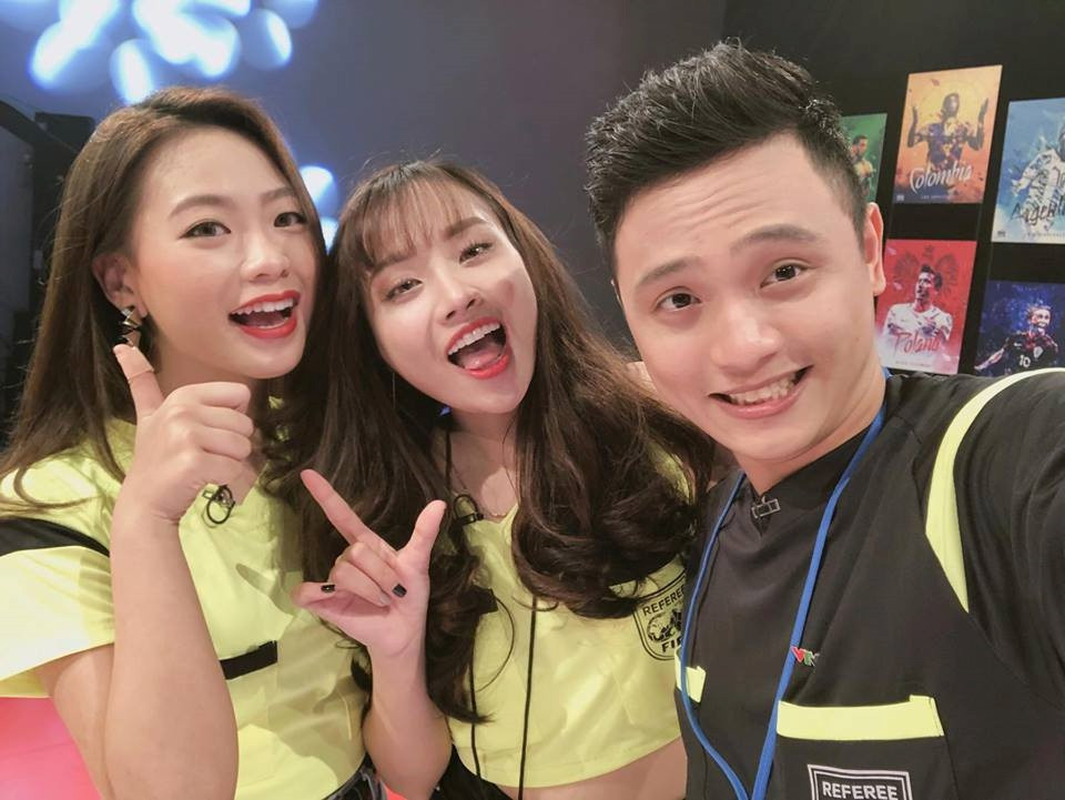 Quỳnh Hương "check-in" cùng bạn bè trong chương trình Nóng cùng World Cup 2018 được cô nàng chia sẻ trên trang cá nhân.