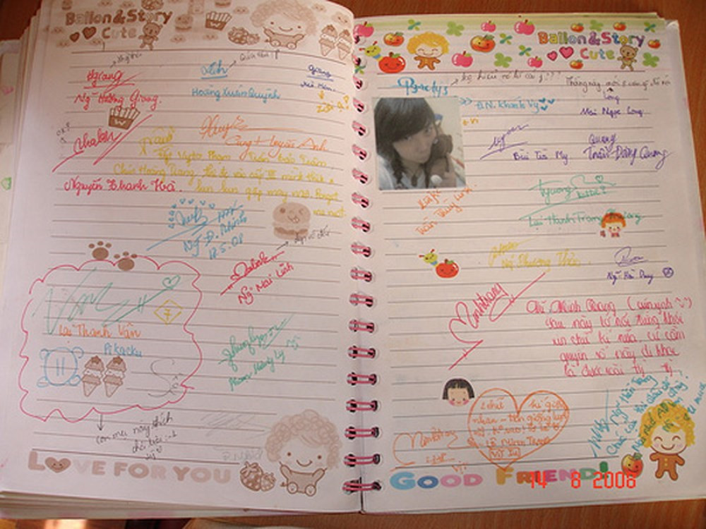 Đối với thế hệ 8X đời cuối, 9X đời đầu, tuổi thơ không dán mắt vào màn hình những chiếc smartphone, máy tính bảng. Thanh xuân của họ ngoài những lúc hồi hộp chờ tài khoản Yahoo Messenger ai đó sáng đèn, còn thả hồn ghi lại kỷ niệm vui buồn vào cuốn lưu bút, nhật ký.