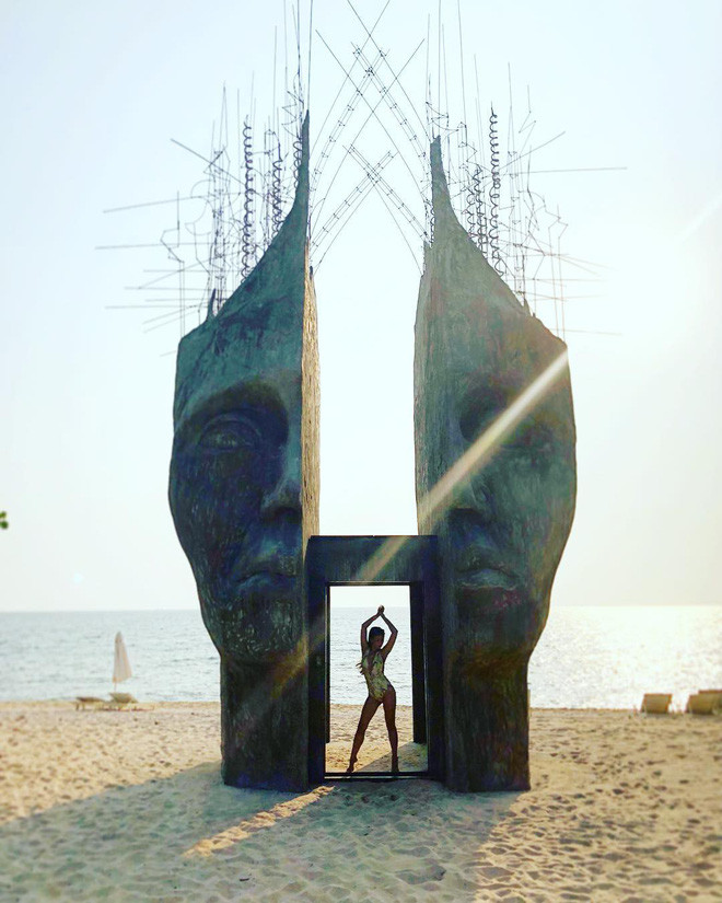 Với thiết kế ấn tượng là hình mặt người được chia đôi, ở giữa là một chiếc cổng nhỏ, bạn chỉ cần đứng vào đó là có thể có cả 1000 tấm ảnh so deep.