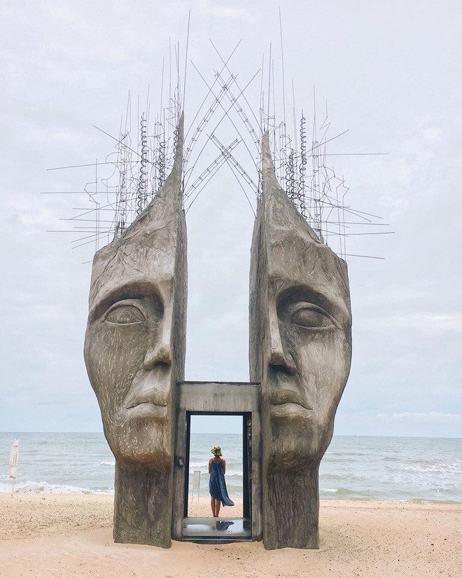 Hoàng hôn trên biển, cổng trời hùng vĩ và độc đáo, chỉ cần 1 chiếc váy maxi xinh xắn bay bay trong gió cũng khiến bao nhiêu ánh mắt "ghen tỵ" hướng về bạn rồi.