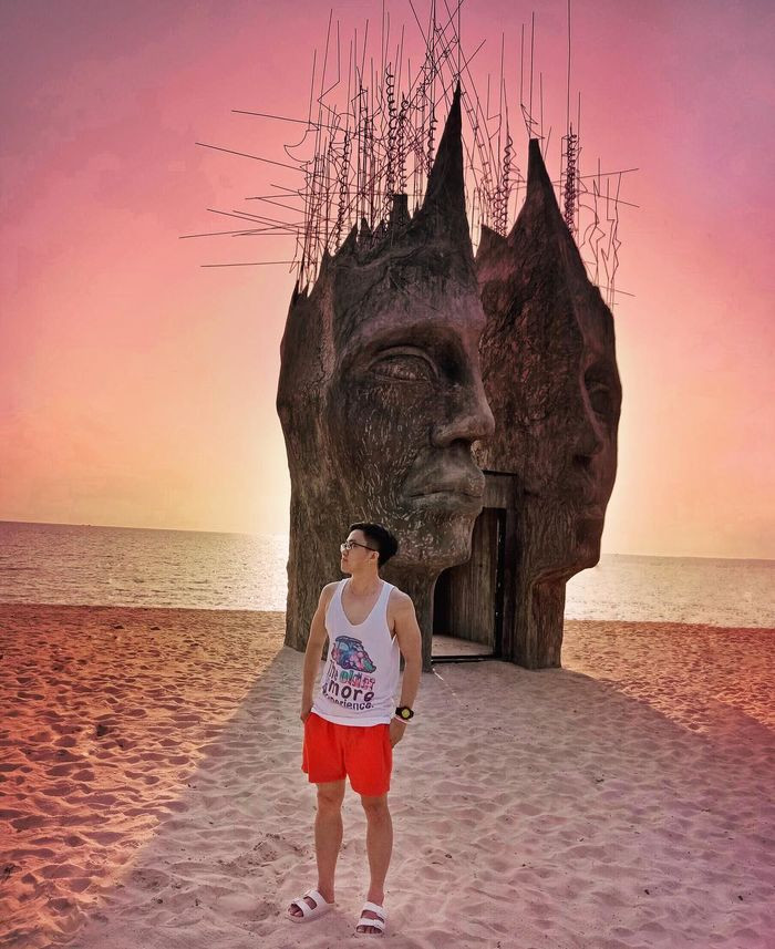 Trong các bức hình được đăng tải của travel blogger quốc tế trên mạng xã hội những ngày gần đây, Phú Quốc hiện ra với khung cảnh huyền ảo, thoạt nhìn qua sẽ khiến nhiều người nhầm tưởng mình đang đặt chân đến Bali hay một thiên đường biển nào đó.