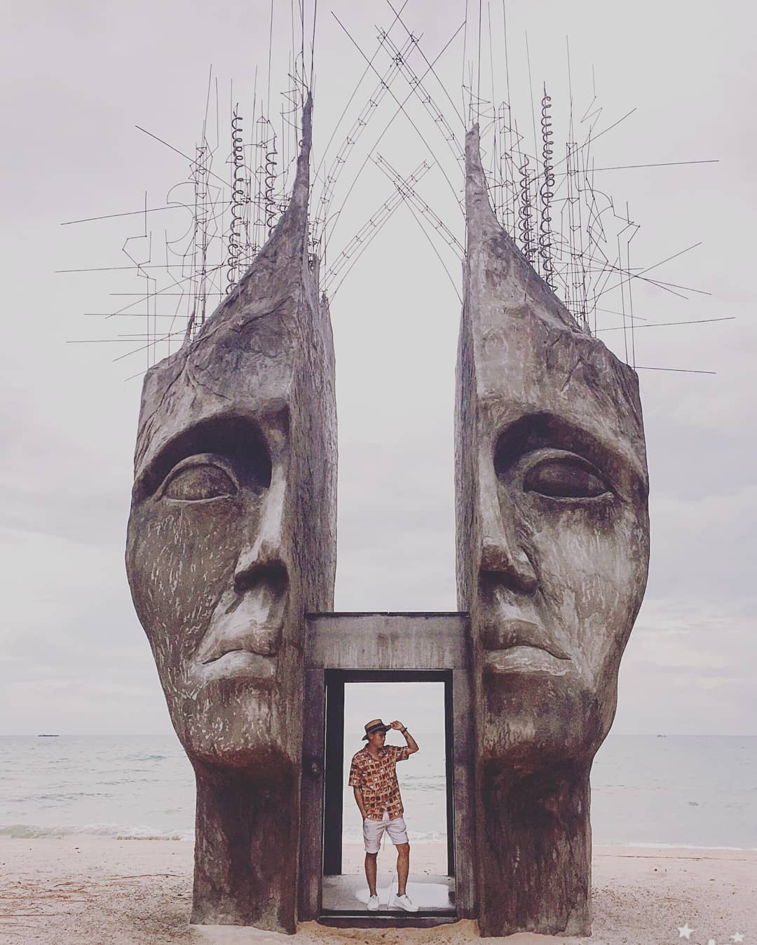 Chiếc cổng trời ấn tượng này nằm trong Sunset Sonato Beach Club - một điểm đến quen thuộc với nhiều du khách từ năm 2017. Tọa lạc tại Tổ 3, ấp Đường Bào, xã Dương Tơ, cách sân bay quốc tế Phú Quốc chỉ 7 phút đi xe, cực kỳ tiện nếu bạn chọn địa điểm vào list khi đến Phú Quốc.