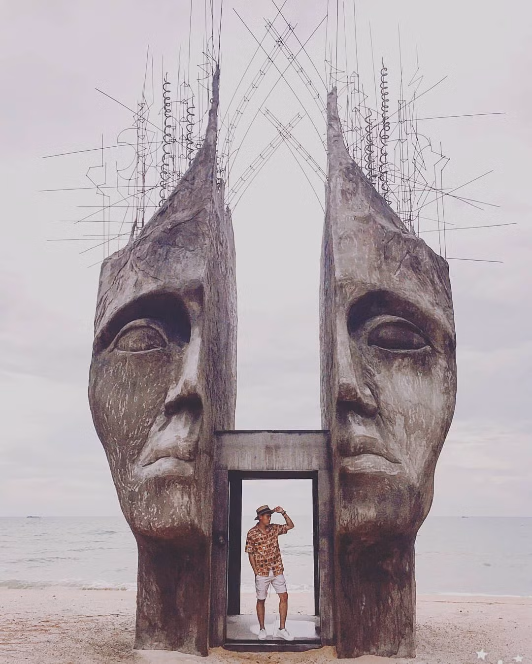 Chiếc cổng trời ấn tượng này nằm trong Sunset Sonato Beach Club - một điểm đến quen thuộc với nhiều du khách từ năm 2017. Tọa lạc tại Tổ 3, ấp Đường Bào, xã Dương Tơ, cách sân bay quốc tế Phú Quốc chỉ 7 phút đi xe, cực kỳ tiện nếu bạn chọn địa điểm vào list khi đến Phú Quốc.