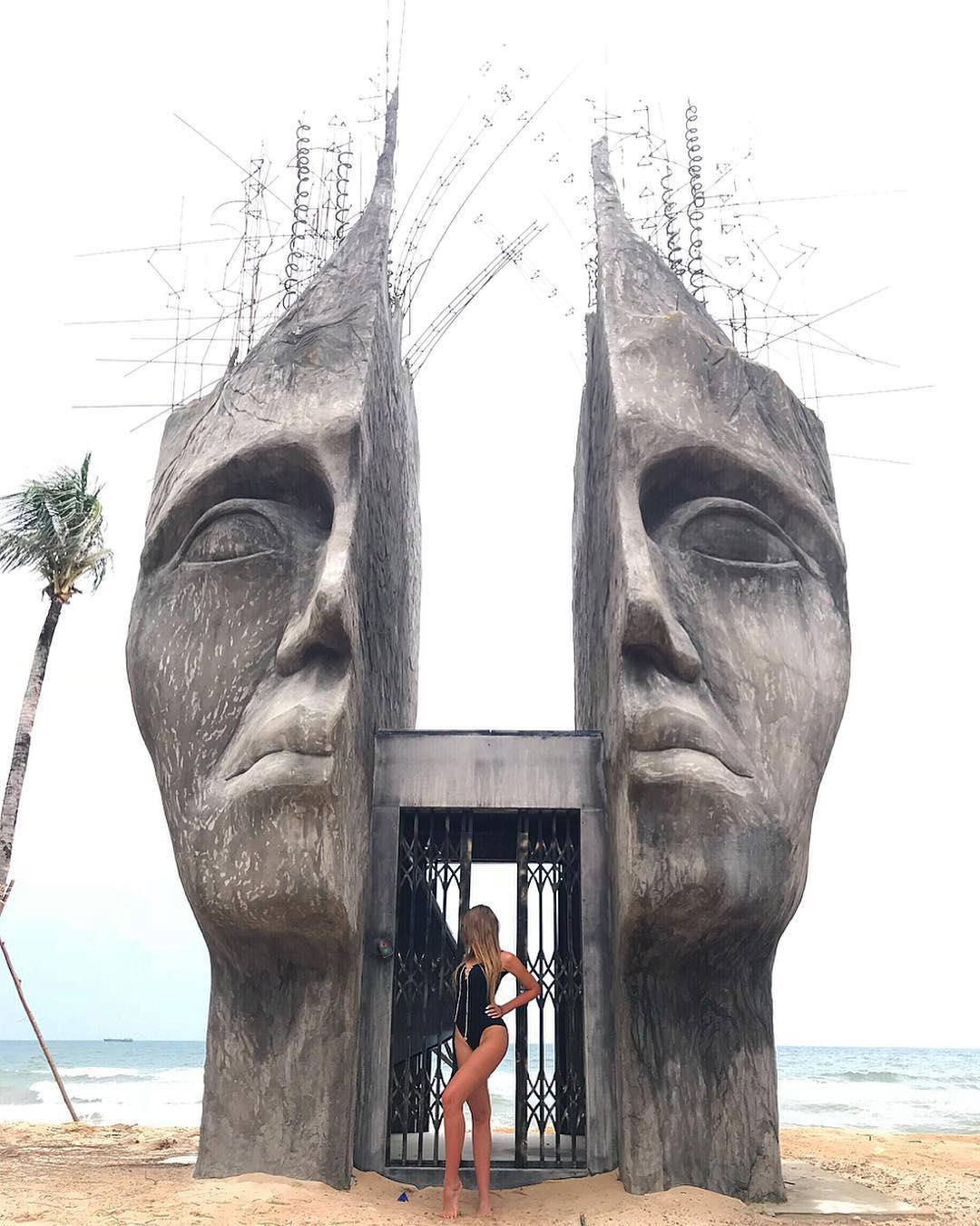 Bạn cũng có nhiều sự lựa chọn trong cách phối đồ để những bức ảnh “sống ảo” với cổng trời được ấn tượng hơn. Một chiếc Bikini sexy cũng vô cùng phù hợp.