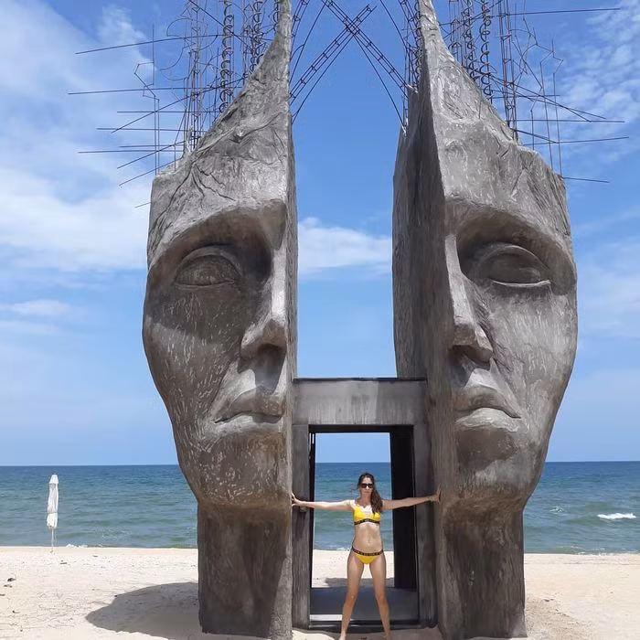 Dù đã có từ năm 2017 nhưng gần đây chiếc cổng trời này mới gây chú ý khi được nhiều travel blogger quốc tế check-in. Còn chần chờ gì nữa mà chưa xách vali tới Phú Quốc ngay nào?