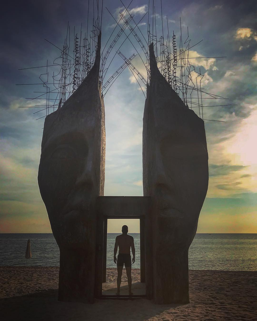 Với các bạn nam những chiếc áo phông mang màu sắc rực rỡ của mùa Hè, hòa quyện với không khí ẩm ướt của biển, nắng và cát vàng.