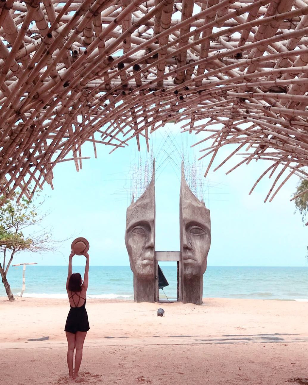 Giữa biển xanh, cát trắng bầu trời lững lỡ những đám mây trắng. Cánh cổng trời như tô điểm thêm cho vẻ đẹp lung linh ở nơi đây..