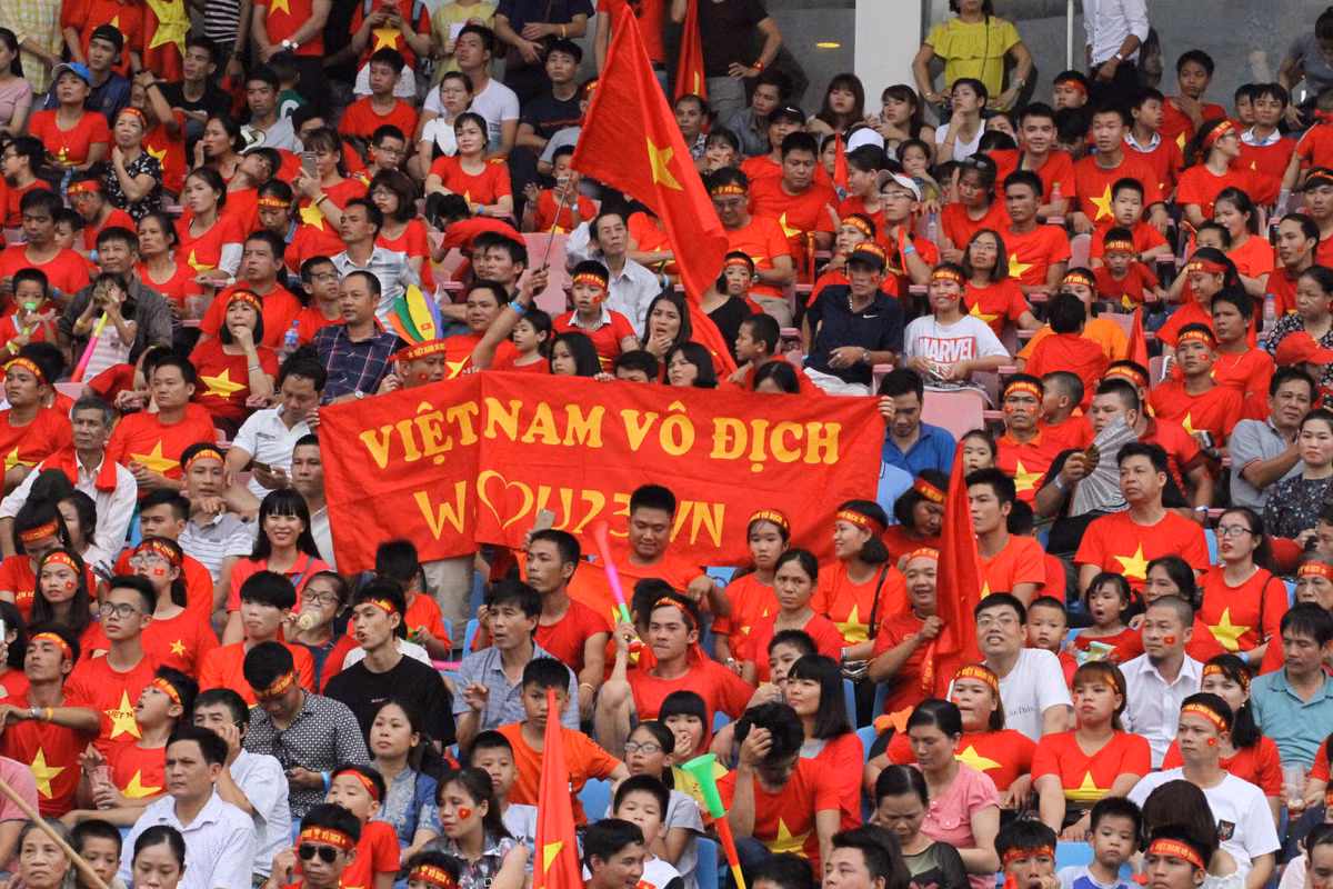 Những CĐV giơ cao những lá cờ như một lời chào đón đoàn thể thao Việt Nam, một lời cảm ơn về sự nỗ lực cố gắng của các VĐV để mang lại vinh quang cho nước nhà