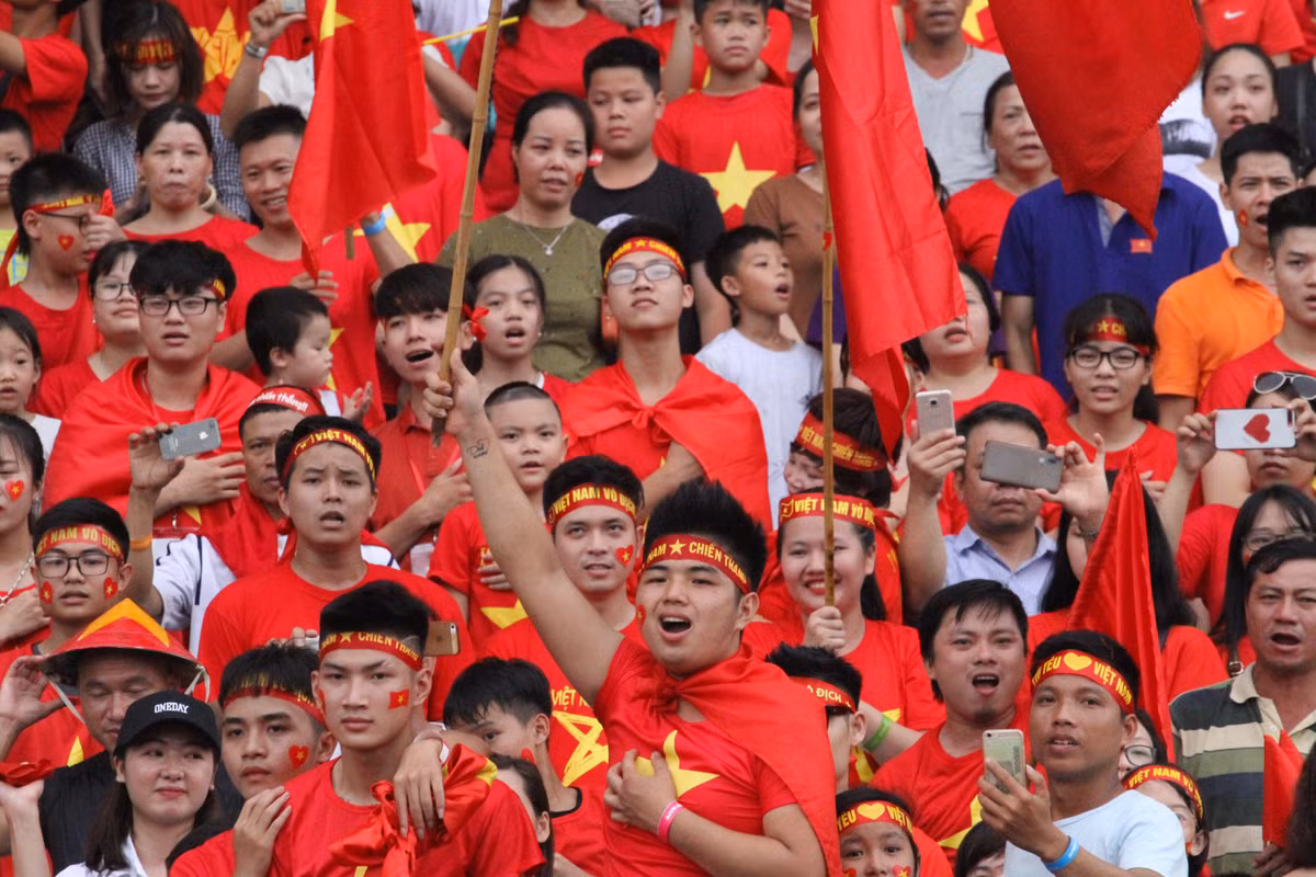 Không khí rộn ràng xen đầy cảm xúc trong buổi lễ vinh danh, những CĐV mang đến sân Mỹ Đình sư nhiệt huyết tình yêu thể thao nồng cháy.