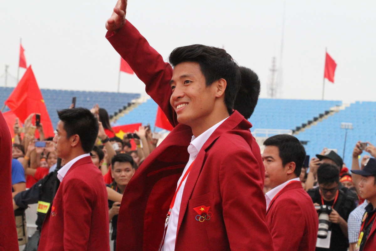 Đội tuyển bóng đá nam bước ra sân tham dự lễ vinh danh, những nụ cười những cái vẫy tay thay lời cảm ơn dành cho NHM đã ở cạnh động viên ĐT Việt Nam trong suốt kỳ Asiad 2018.