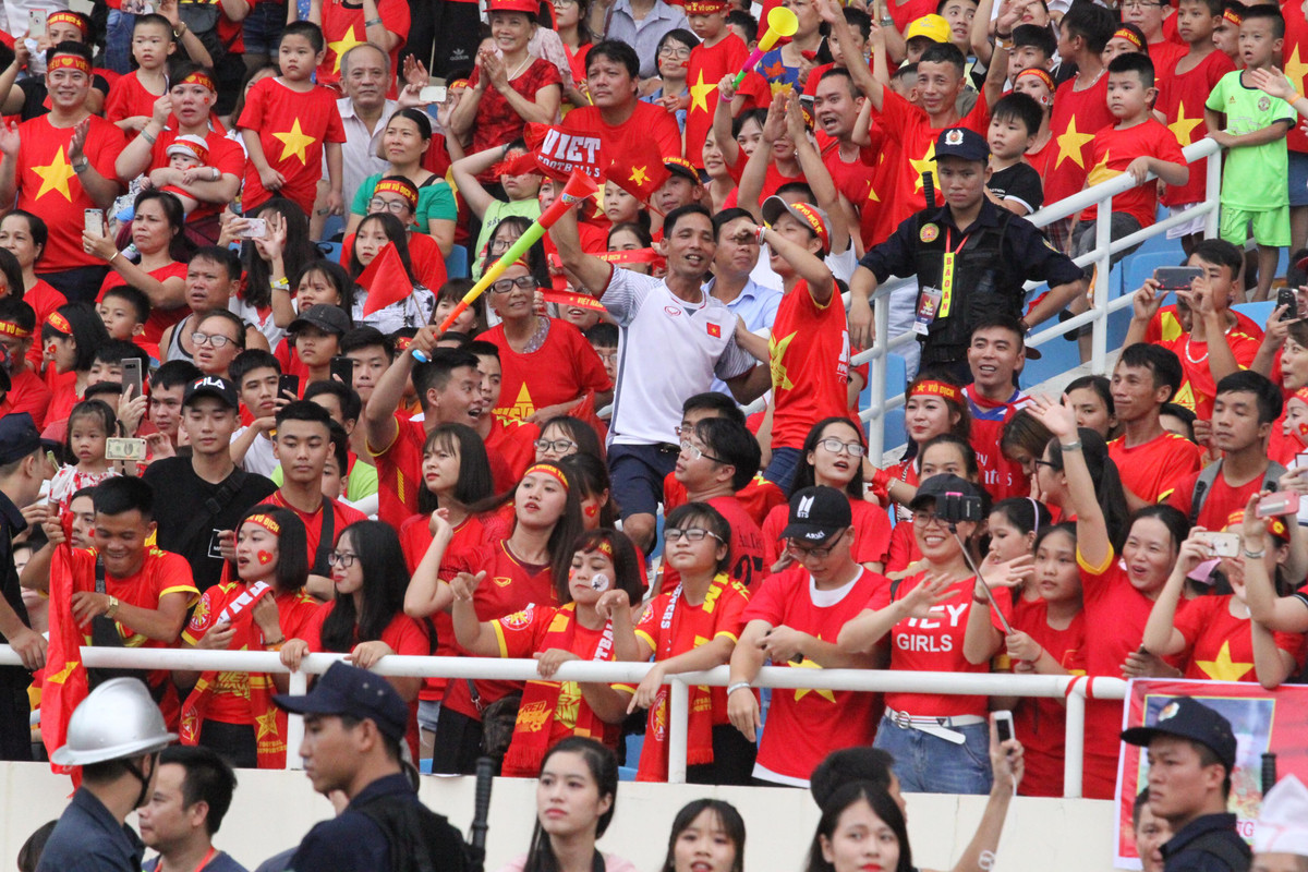 Cả ngàn cổ động viên cùng hướng mắt dõi theo các VĐV trên sân khấu