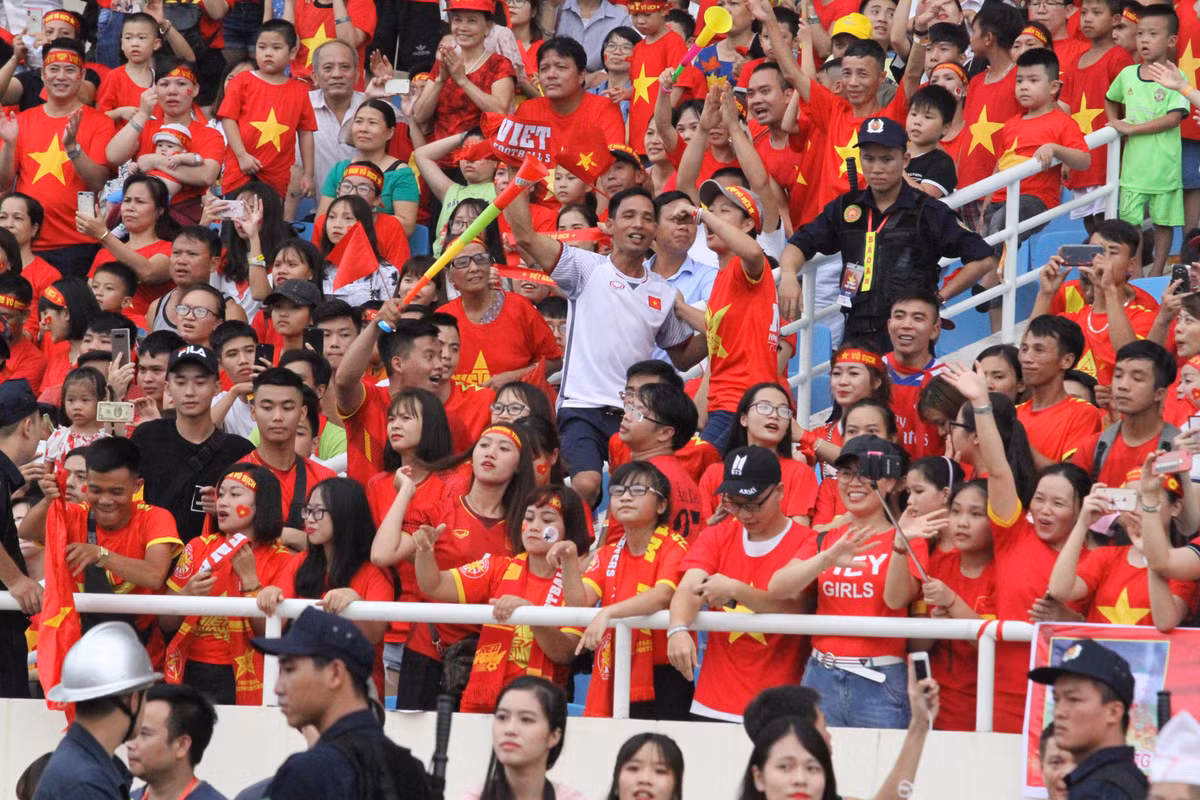 Cả ngàn cổ động viên cùng hướng mắt dõi theo các VĐV trên sân khấu