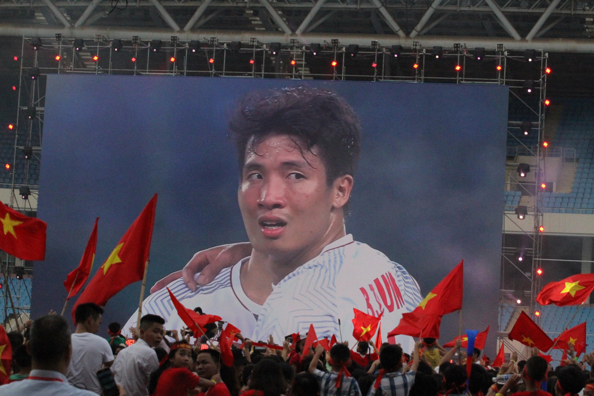 Đặc biệt nhất của buổi lễ và cũng là giây phút những NHM ngóng trông là phần vinh danh ĐT bóng đá nam Olympic Việt Nam, HLV Park Hang Seo và các học trò.