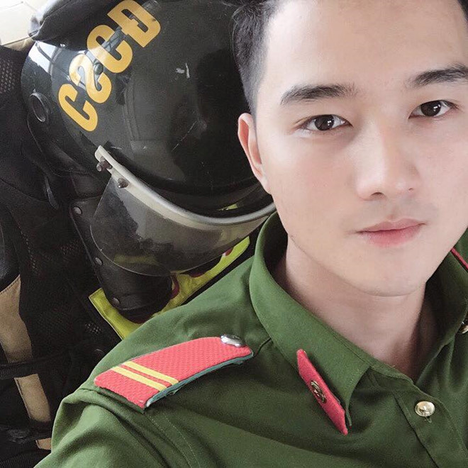 Chang canh sat co dong cao 1,8 m muon ket nhieu ban tren mang xa hoi-Hinh-4