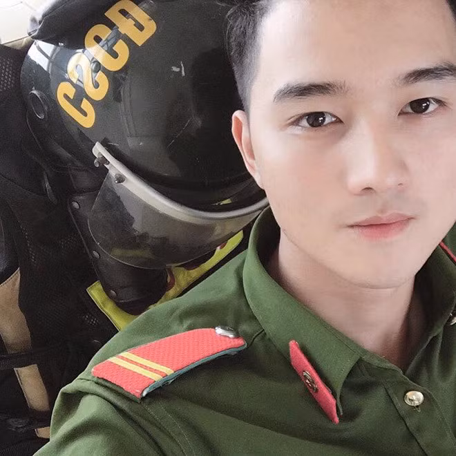 Chang canh sat co dong cao 1,8 m muon ket nhieu ban tren mang xa hoi-Hinh-4