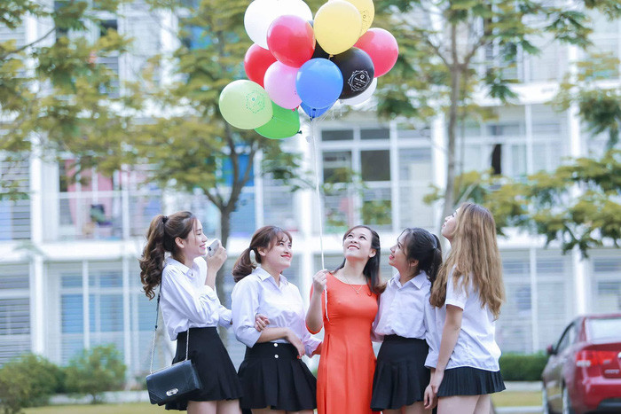 Cô Ánh Hồng và các nữ sinh - Ảnh do nhân vật cung cấp.