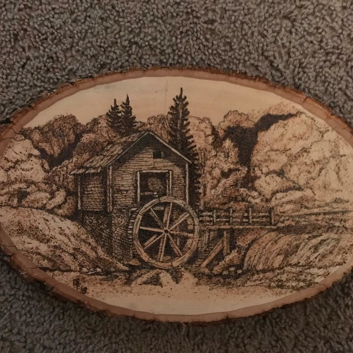  Bức ảnh tác phẩm nghệ thuật này được làm bởi một người từng nghiện rượu. Để kiềm chế bản thân, anh đã miệt mài khắc gỗ giết thời gian.