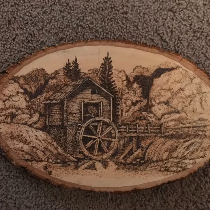  Bức ảnh tác phẩm nghệ thuật này được làm bởi một người từng nghiện rượu. Để kiềm chế bản thân, anh đã miệt mài khắc gỗ giết thời gian.