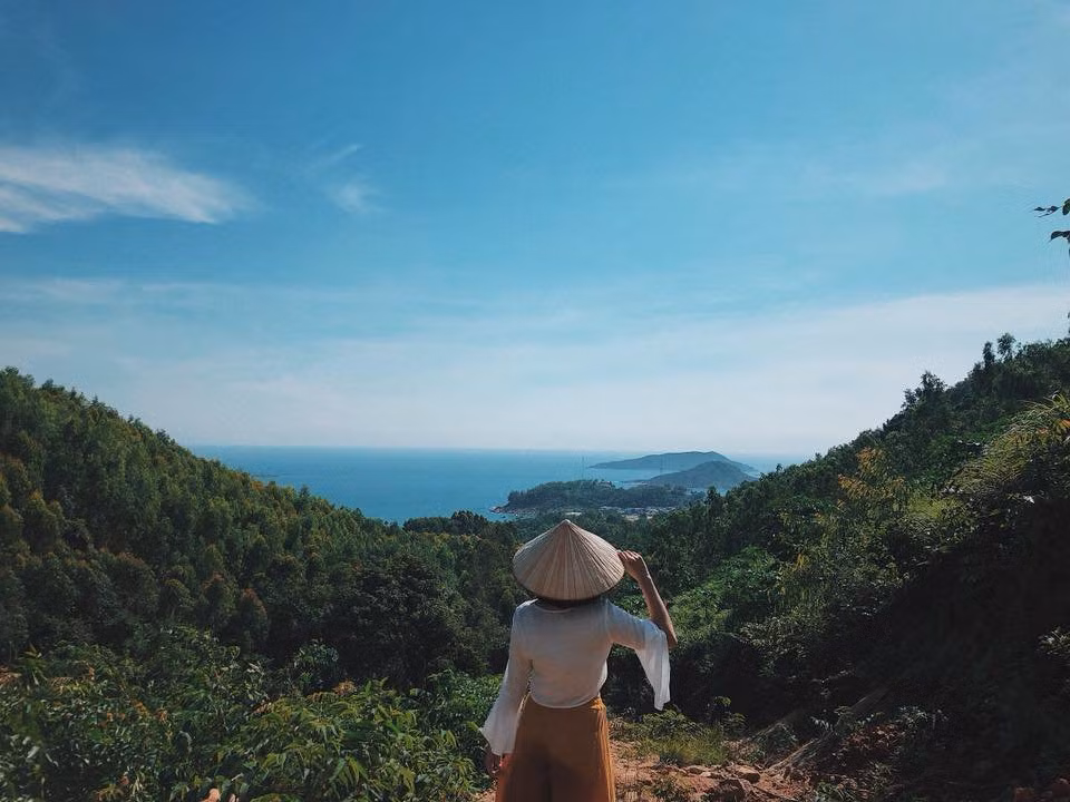 Xung quanh dòng suối là thiên nhiên hùng vĩ bao quanh, với những tảng đá lớn và gốc cây cổ thụ đầy cành lá, không khí thì vô cùng mát mẻ và dễ chịu. Tuy nhiên vì đường đi khá trắc trở mọi người chỉ nên checkin suối vào những ngày nắng.