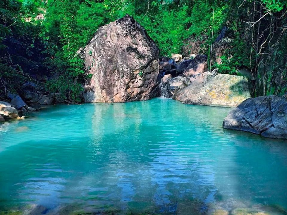 Nước trong hồ cũng không quá sâu nhưng các bạn tốt nhất cũng không nên lội vì đoạn sâu nhất khoảng 1m6. Đừng vì săn những bức ảnh đẹp mà quên giữ an toàn cho mình nhé.