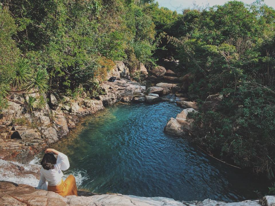 Tên gọi mỹ miều "Tuyệt Tình Cốc" Quy Nhơn thực chất là một con suối nhỏ nằm giữa khung cảnh hoang dã của núi rừng vốn được người dân gọi là Suối Đá Vàng hoặc Hố bom, cách bến xe Quy Nhơn khoảng 20km.