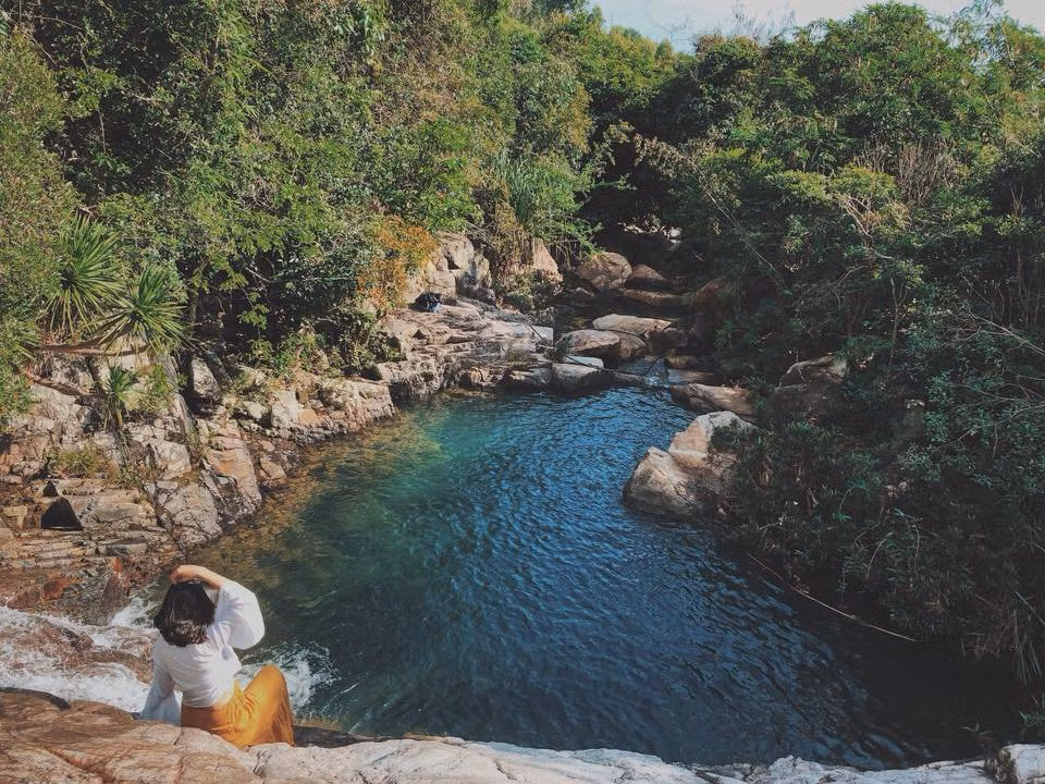 Tên gọi mỹ miều "Tuyệt Tình Cốc" Quy Nhơn thực chất là một con suối nhỏ nằm giữa khung cảnh hoang dã của núi rừng vốn được người dân gọi là Suối Đá Vàng hoặc Hố bom, cách bến xe Quy Nhơn khoảng 20km.