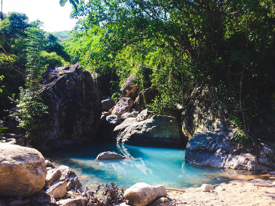 Vì đây là một địa điểm mới nổi nên chưa có dịch vụ gì phía trong. Du khách nên tự mang theo đồ ăn, nước uống. Muốn chụp ảnh đẹp và vắng, bạn hãy đến từ khoảng 8h sáng để ngắm cảnh dần, sau đó khi có nắng chụp ảnh là đẹp nhất. Bởi nhờ vào ánh sáng mặt trời, nước đã xanh lại càng thêm xanh.