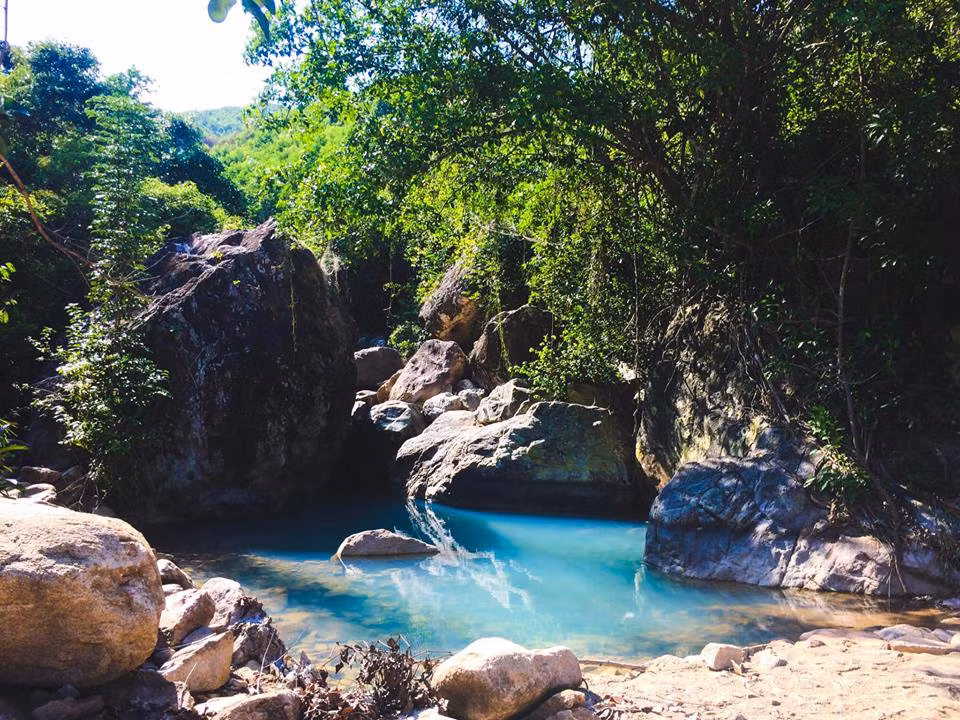 Vì đây là một địa điểm mới nổi nên chưa có dịch vụ gì phía trong. Du khách nên tự mang theo đồ ăn, nước uống. Muốn chụp ảnh đẹp và vắng, bạn hãy đến từ khoảng 8h sáng để ngắm cảnh dần, sau đó khi có nắng chụp ảnh là đẹp nhất. Bởi nhờ vào ánh sáng mặt trời, nước đã xanh lại càng thêm xanh.