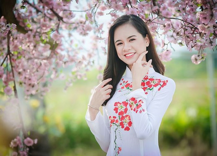 Điêu Thị Hồng (20 tuổi) là gương mặt nổi bật tại đêm chung kết cuộc thi iMiss Thăng Long 2017. Sau hơn một năm vắng bóng, 9X đang là sinh viên Học viện Hành chính quốc gia và không còn hoạt động nghệ thuật. Điêu Thị Hồng (20 tuổi) là gương mặt nổi bật tại đêm chung kết cuộc thi iMiss Thăng Long 2017. Sau hơn một năm vắng bóng, 9X đang là sinh viên Học viện Hành chính quốc gia và không còn hoạt động nghệ thuật.