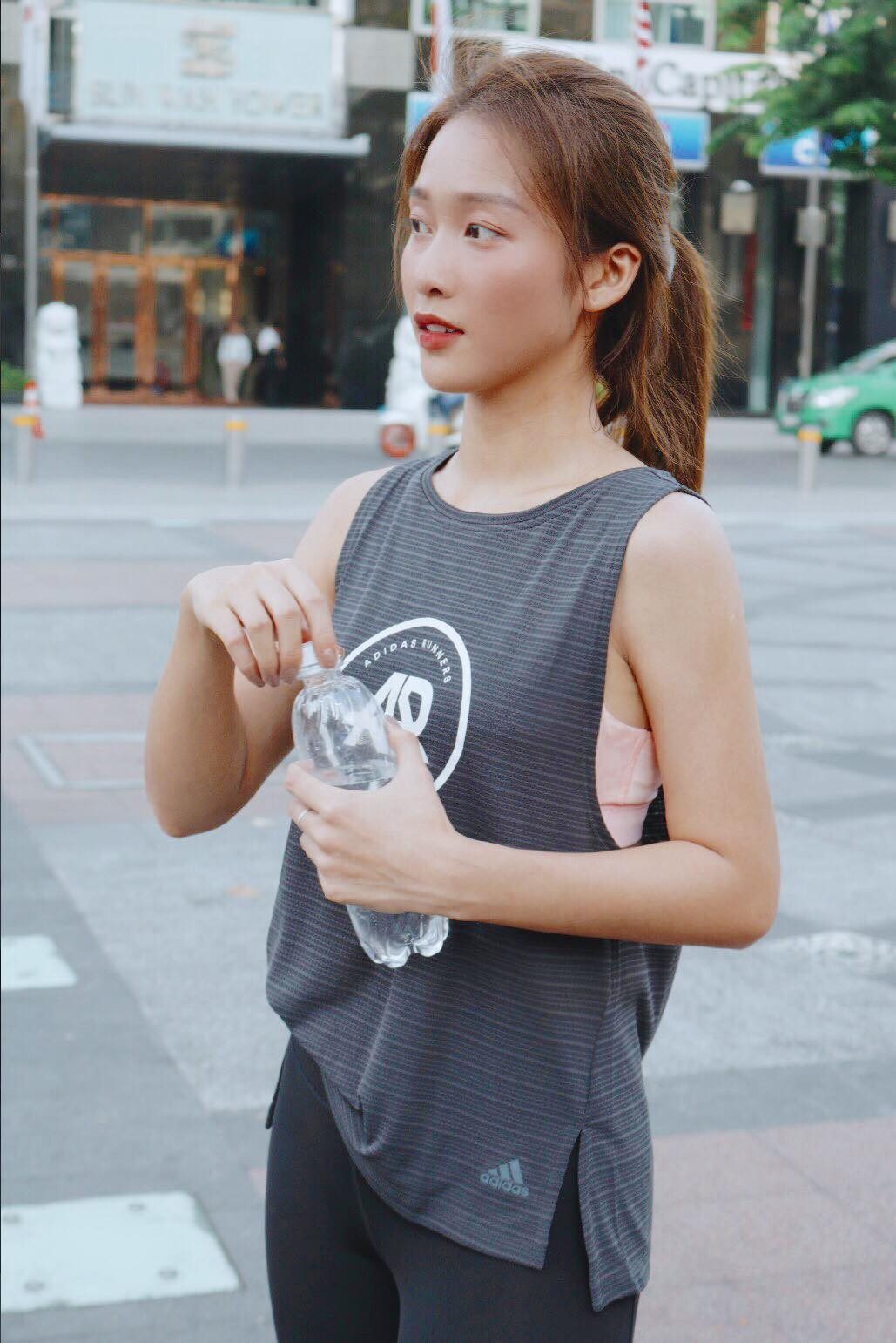 Cư dân mạng cũng như fan hâm mộ của hot girl Khả Ngân thả tim tới tấp ngay sau khi cô nàng đăng tải những hình ảnh đời thường khi bị chụp trộm.