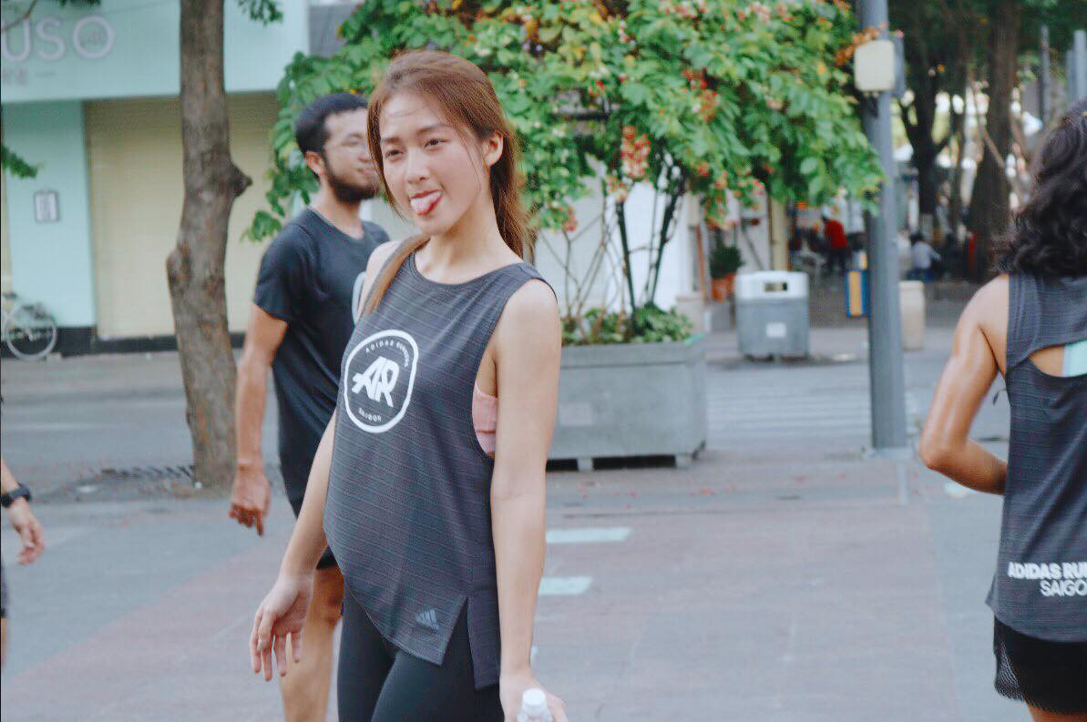 Có lẽ do thời tiết quá nóng nên biểu cảm của cô nàng vô cùng đáng yêu và hài hước