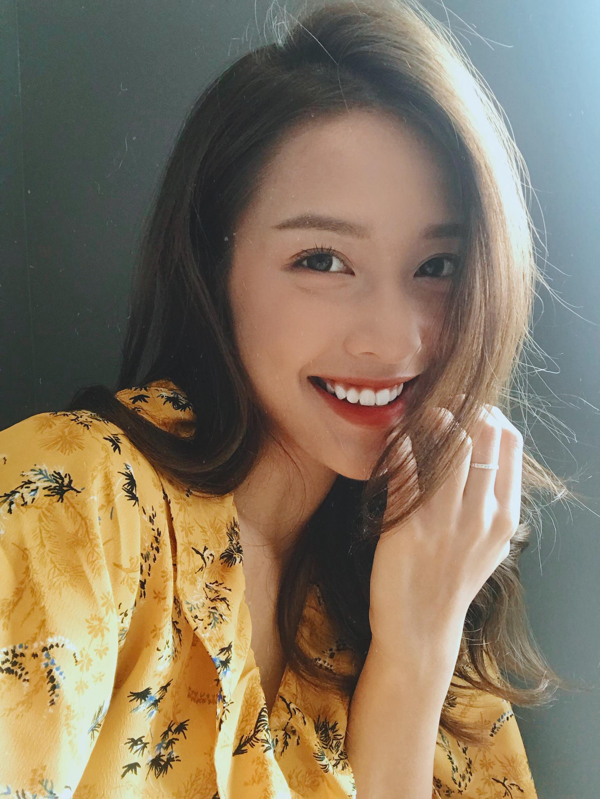 Phải công nhận, nhan sắc của Khả Ngân ngày một "xuất sắc", cô nàng hot girl boxing với vẻ đẹp ngây thơ, hiền lành ngày nào, nay đã lột xác thay đổi hoàn toàn trở thành một cô nàng vô cùng xinh đẹp và quyến rũ.