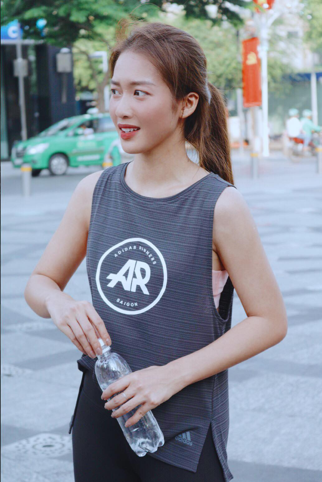 Cô nàng hot girl có "lời đáp siêu lầy" cho những ai đang quan tâm tới chùm ảnh của mình: "Tân gia uống vang tới 2h. 4h dậy đi chạy, mặt đẹp lắm."