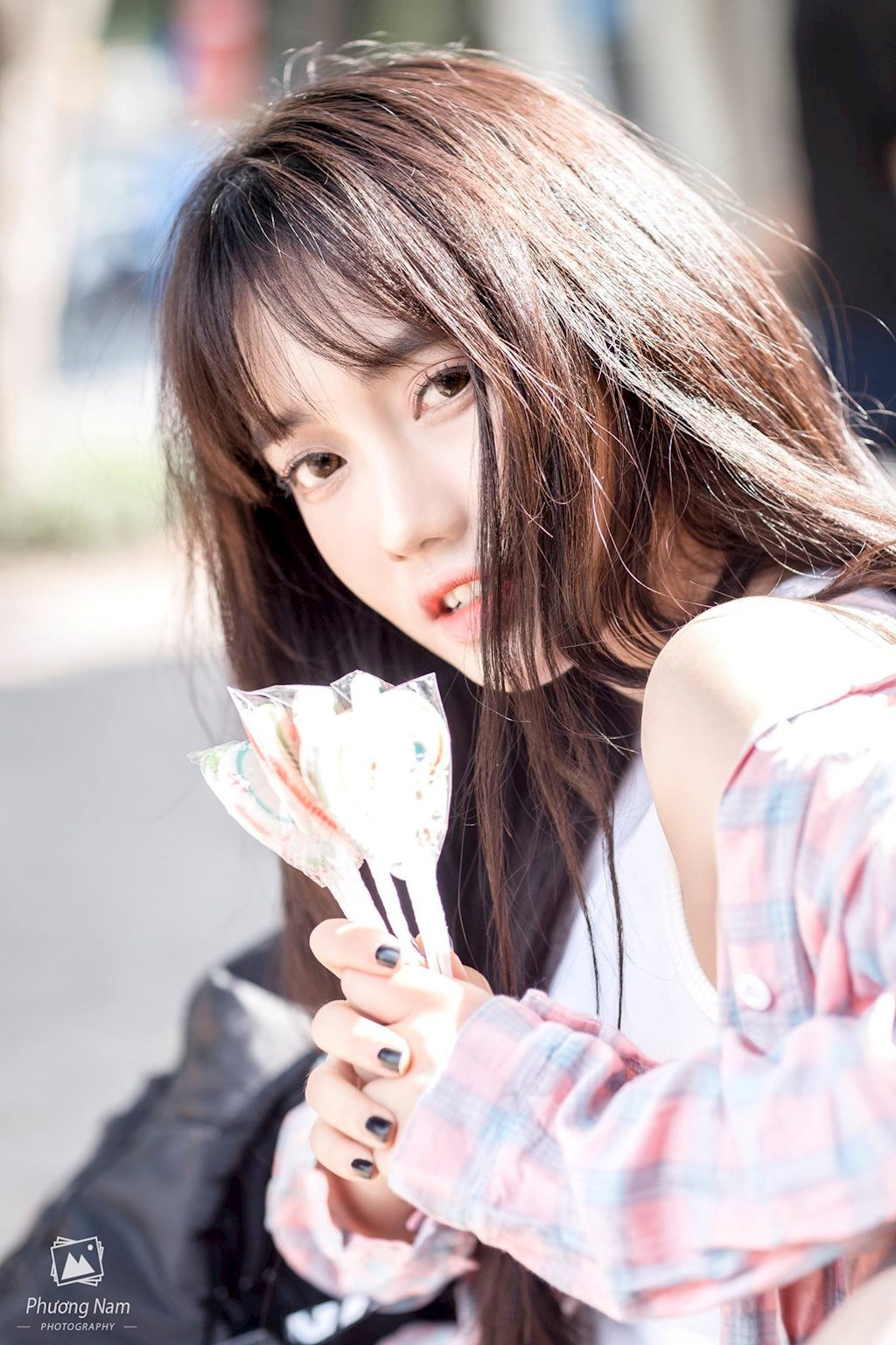 Hảo mỳ tôm cho biết, cô bạn tham gia làm diễn viên từ khi học năm thứ 2 của đại học. Thời gian đó khá vất vả, Hảo phải đi 02 tuyến xe bus mới tới được trường quay... Nhưng mọi vất vả đó đều tan biến khi cô nàng xuất hiện trước ống quay.