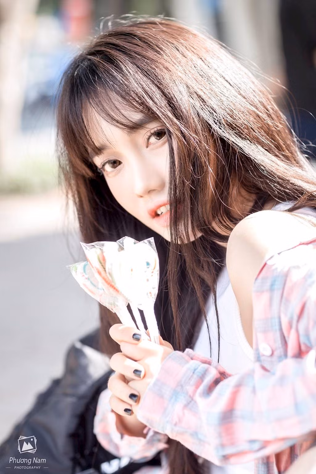 Hảo mỳ tôm cho biết, cô bạn tham gia làm diễn viên từ khi học năm thứ 2 của đại học. Thời gian đó khá vất vả, Hảo phải đi 02 tuyến xe bus mới tới được trường quay... Nhưng mọi vất vả đó đều tan biến khi cô nàng xuất hiện trước ống quay.