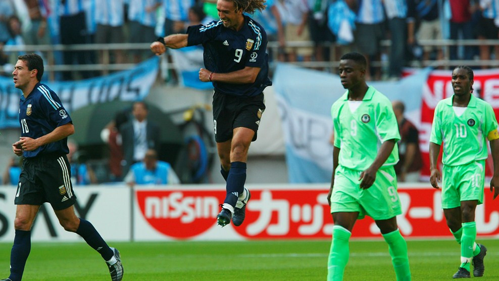 Gabriel Batistuta ăn mừng bàn thắng vào lưới Nigeria năm 2002.
