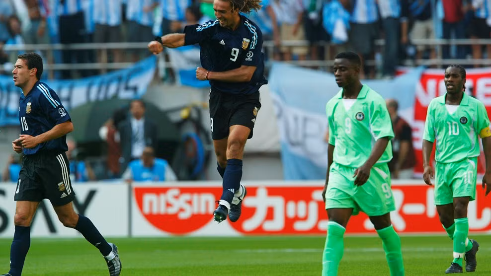 Gabriel Batistuta ăn mừng bàn thắng vào lưới Nigeria năm 2002.