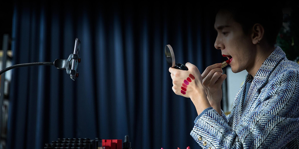 Việc trang điểm không còn quá xa lạ đối với các chàng trai. Ảnh: Sixth Tone